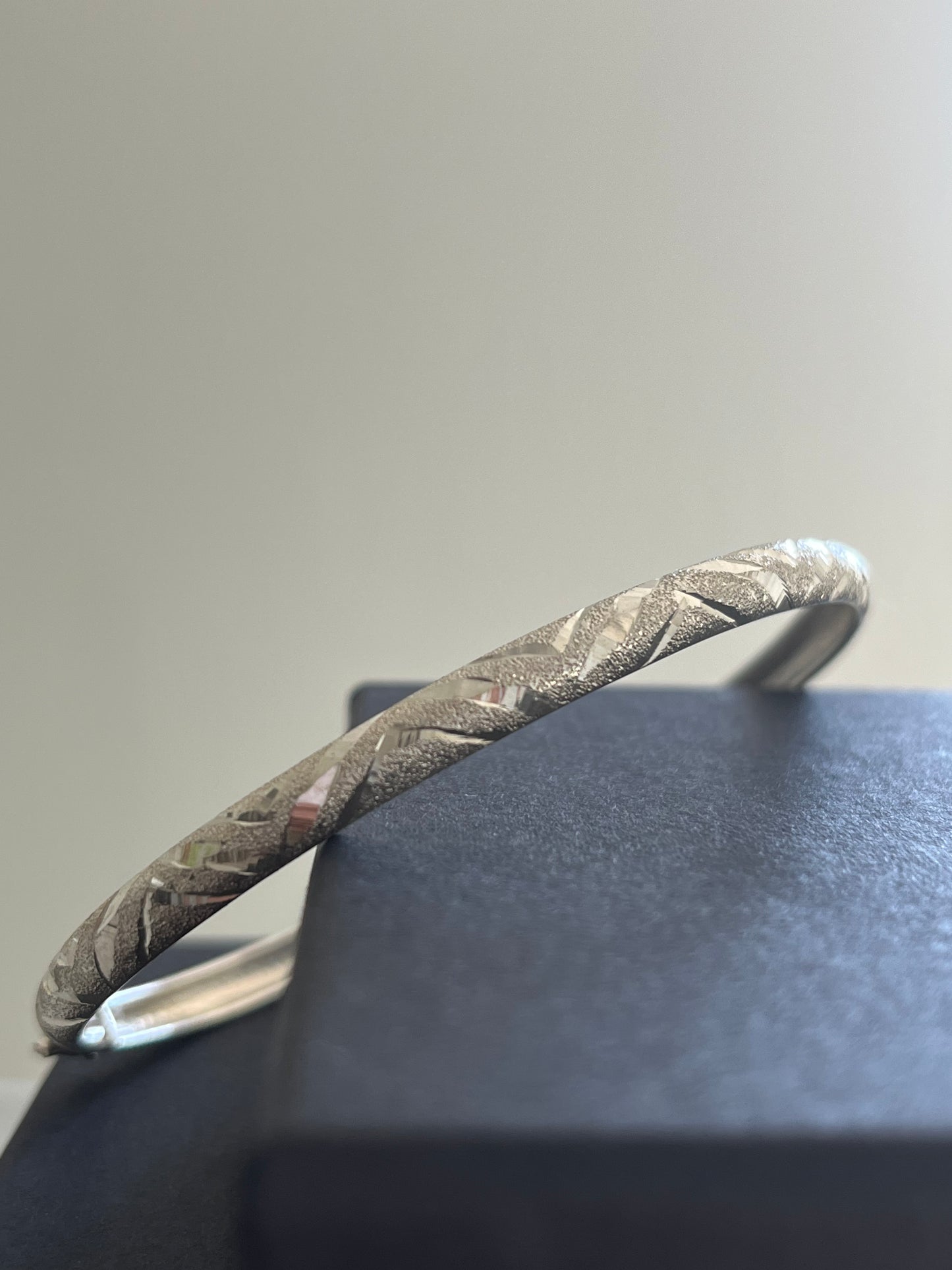 Single Bangle Bracelet - Wavy
